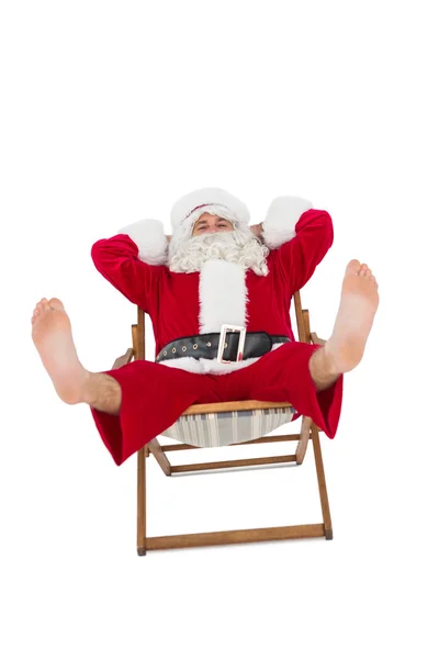 Relaxado santa stiting na cadeira de praia — Fotografia de Stock