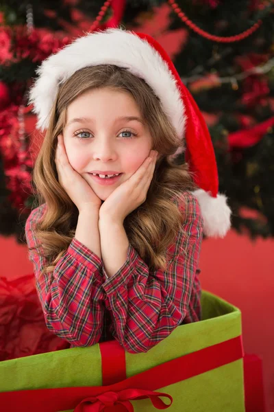 Праздничная маленькая девочка улыбается в камеру — стоковое фото