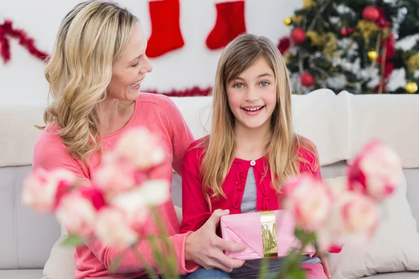 Mamma ger sin dotter en julklapp — Stockfoto