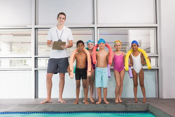 Тренер по плаванию со студентами у бассейна — стоковое фото