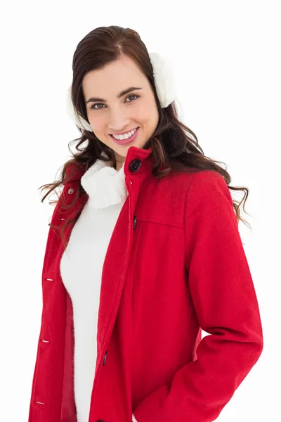 Usměvavá brunetka pózuje s zimní oblečení — Stock fotografie