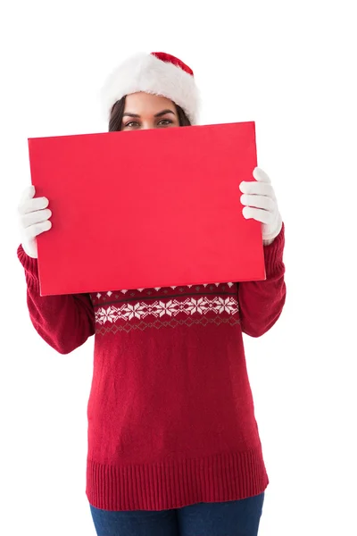 Sonriente morena en invierno ropa regalo de apertura — Foto de Stock