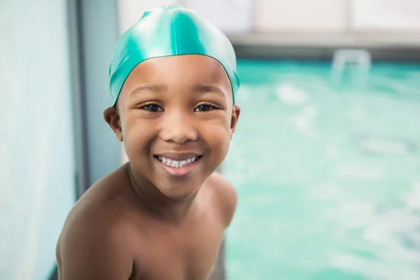 プールで笑みを浮かべて少年 — ストック写真