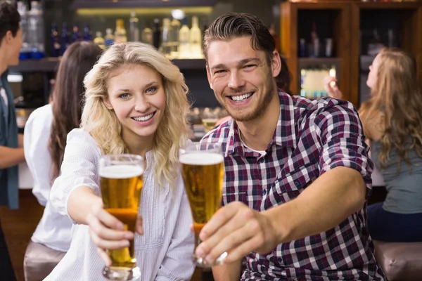 Jeune couple prenant un verre ensemble — Photo