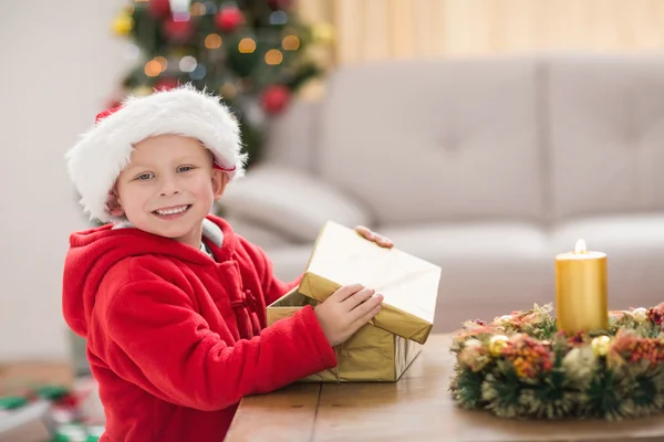 Festlig liten pojke öppna en gåva — Stockfoto