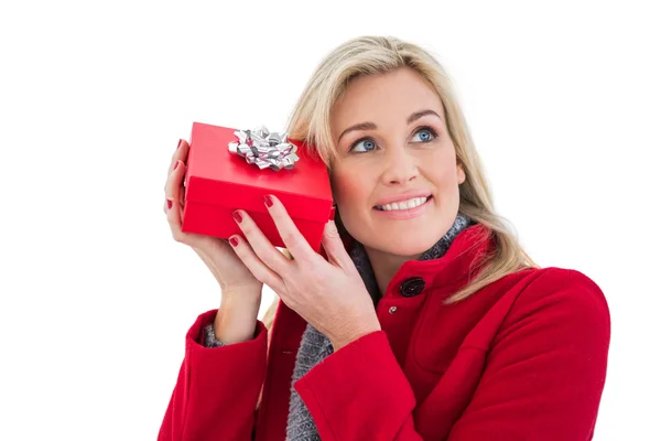Festlig blondin holding röda gåva — Stockfoto