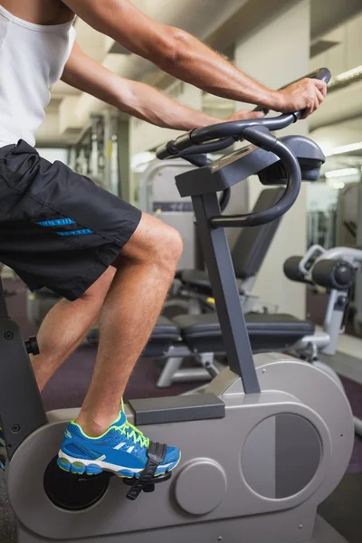 Hombre haciendo ejercicio en bicicleta estática — Foto de Stock