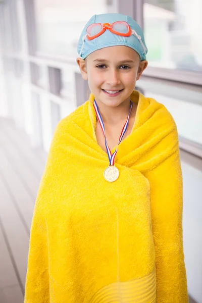 タオルに包まれたかわいい小さな女の子立っているプールサイド — ストック写真