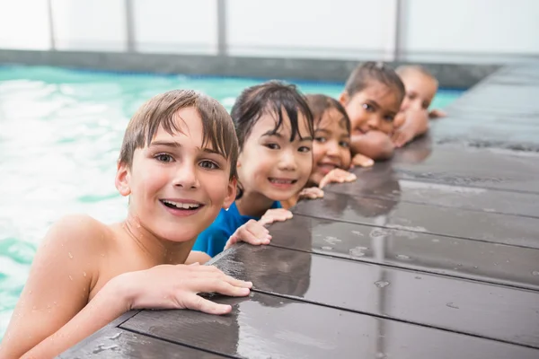Schattig zwemmen klasse in het zwembad — Stockfoto