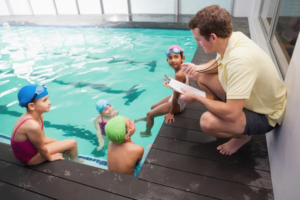 Netter Schwimmkurs hört Trainer zu — Stockfoto