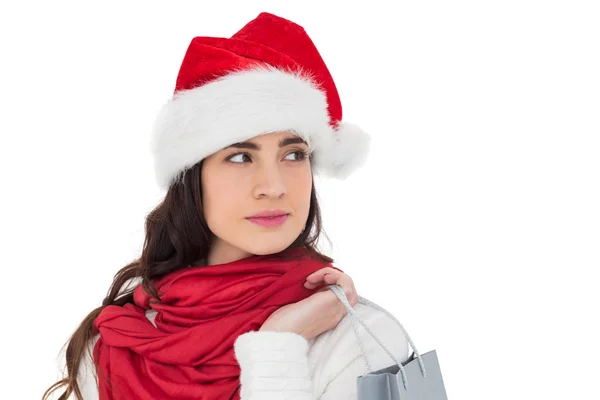 Μελαχρινή με καπέλο santa, κρατώντας την τσάντα για ψώνια — Φωτογραφία Αρχείου