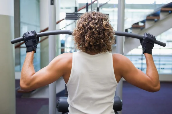 Man exercising on lat machine — Stock Photo, Image