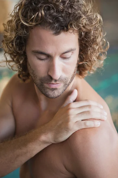 Ajuste nadador junto a la piscina — Foto de Stock