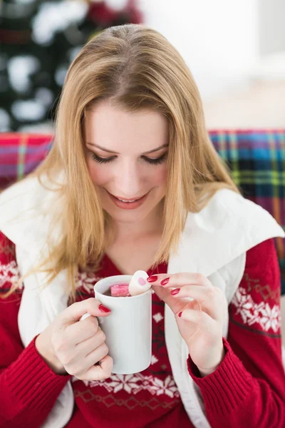 Loira feliz em roupas de inverno segurando caneca — Fotografia de Stock