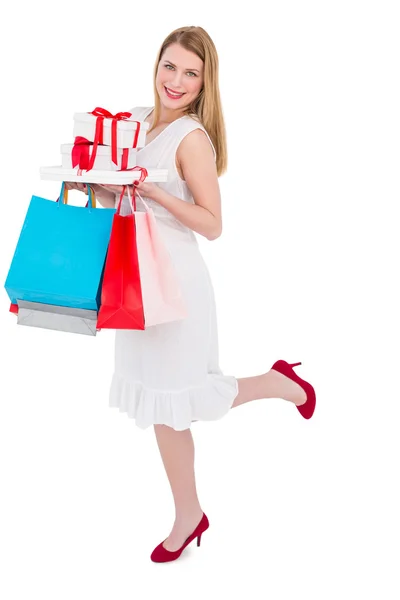 Elegante rubia con bolsas de compras y regalos — Foto de Stock