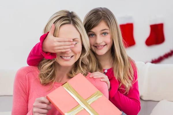 Bambina nascondendo regalo da madre — Foto Stock