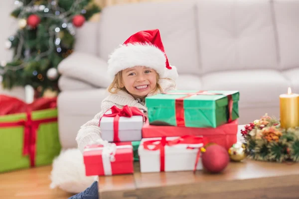 Schattig klein meisje omgeven door giften van Kerstmis — Stockfoto
