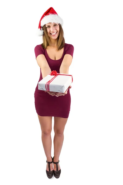 Slavnostní brunetka nabízí dárek — Stock fotografie