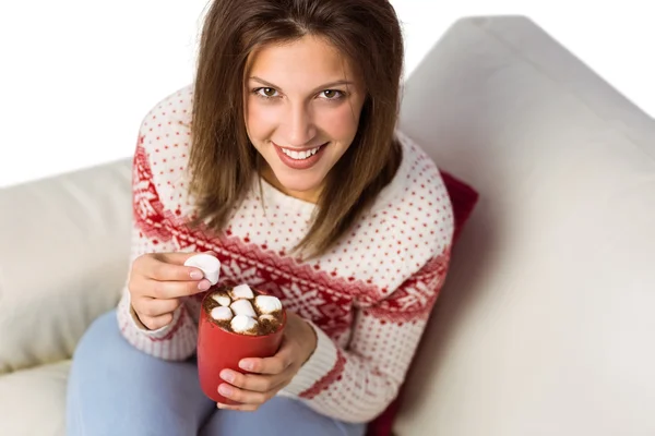 Vrouw genieten van haar koffie zittend op de Bank — Stockfoto