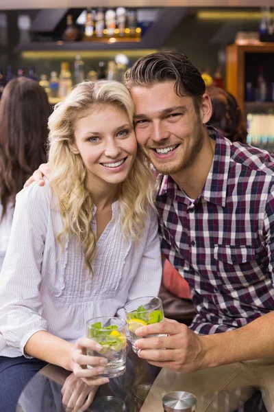 Fiatal pár, miután egy italt együtt — Stock Fotó