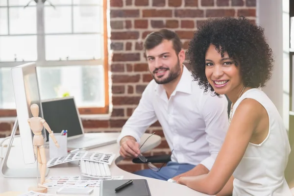 Lachende foto bewerkingsprogramma's in office — Stockfoto