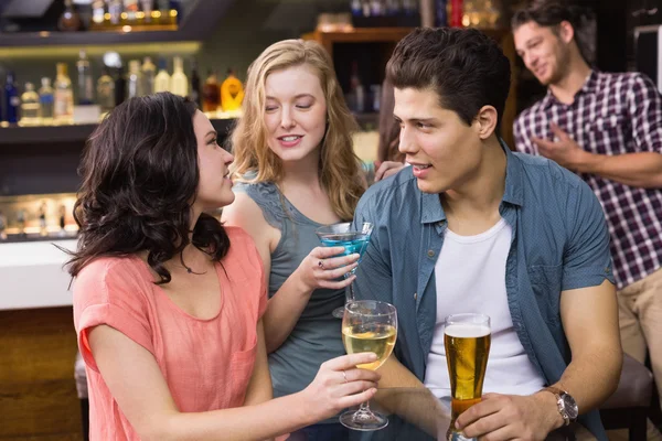 Jóvenes amigos tomando una copa juntos — Foto de Stock