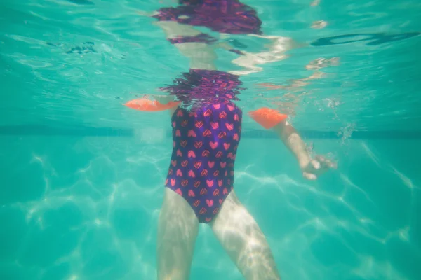 Ragazzo carino in posa sott'acqua in piscina — Foto Stock