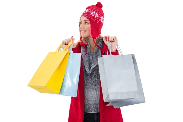 Sarışın alışveriş torbaları tutan kış giysileri içinde — Stok fotoğraf