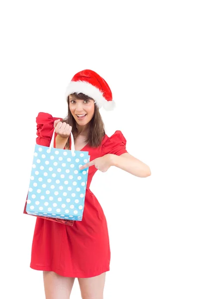 Morena festiva sosteniendo una bolsa de regalo — Foto de Stock