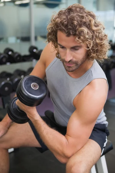 Muž cvičení s činka v tělocvičně — Stock fotografie