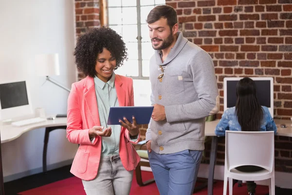 Kollegen nutzen digitales Tablet — Stockfoto