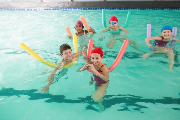 Kinderen in het zwembad — Stockfoto