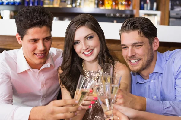 Stijlvolle vrienden heeft in een drankje samen — Stockfoto