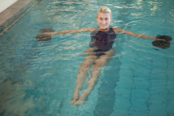 泡ダンベルでワークアウトの女子水泳選手 — ストック写真