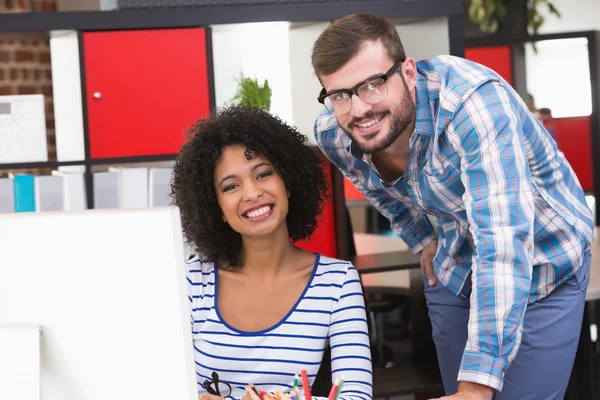 Editores de fotos sorridentes usando o computador — Fotografia de Stock