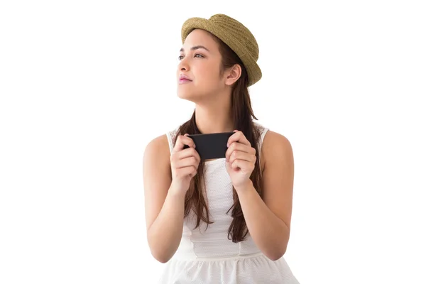 Счастливая брюнетка в шляпе держит телефон — стоковое фото