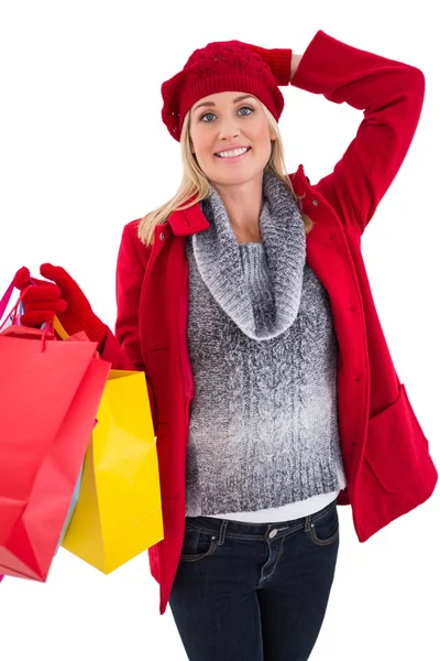 Loira em roupas de inverno segurando sacos de compras — Fotografia de Stock