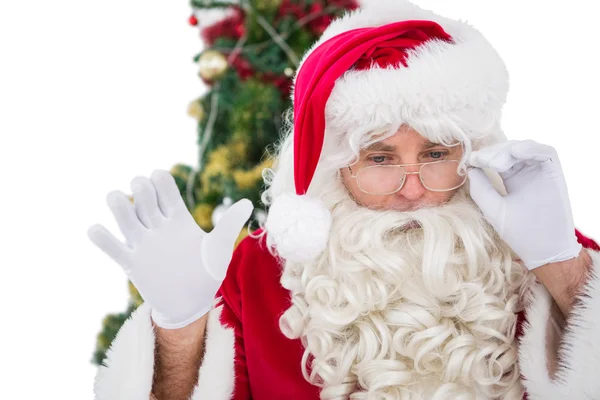 Konzentrierter Weihnachtsmann macht Geste — Stockfoto