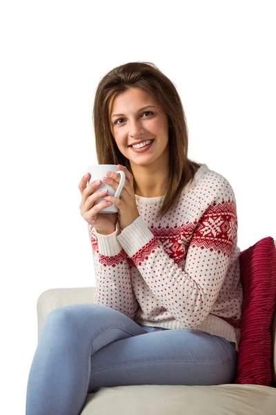 Vrouw zitten op de bank holding mok van koffie — Stockfoto