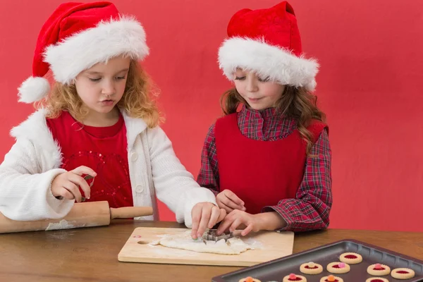 Meninas festivas fazendo biscoitos de Natal — Fotografia de Stock