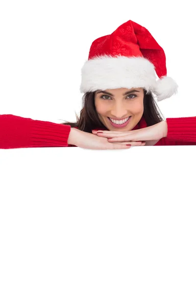 Schoonheid brunette in Kerstman hoed glimlachen op camera — Stockfoto