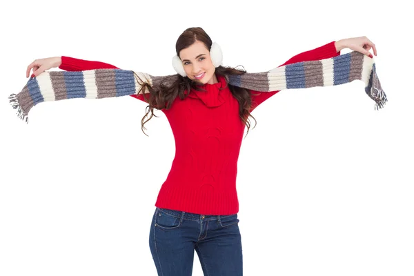 Vrolijke brunette houden sjaal en verspreiden van haar armen — Stockfoto