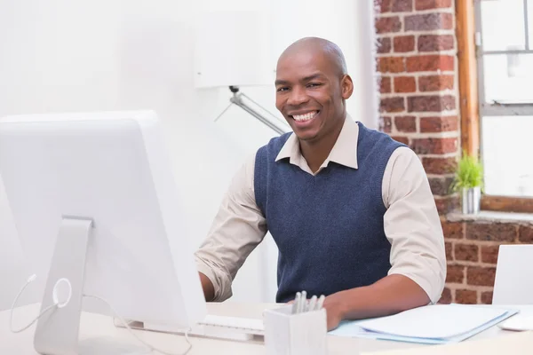 Zakenman met computer bureau — Stockfoto