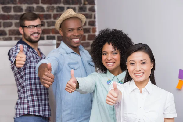 Kreativa team bättrade tummen upp — Stockfoto