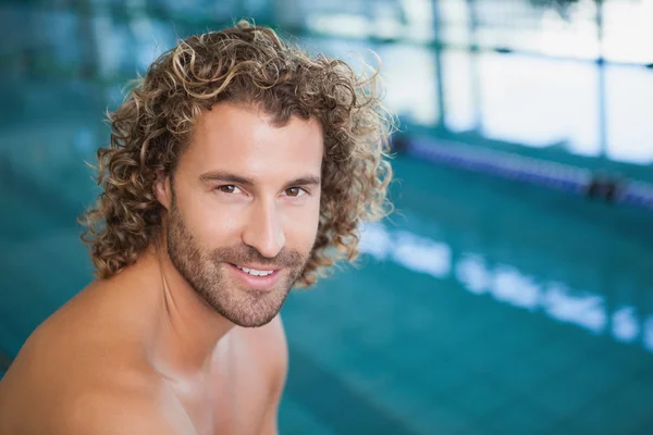 Nadador à beira da piscina — Fotografia de Stock