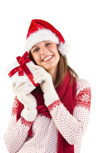 Mulher atraente usando chapéu de Papai Noel com presente — Fotografia de Stock