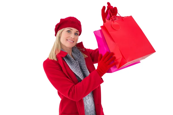 Blondine in Winterkleidung hält Einkaufstüten in der Hand — Stockfoto