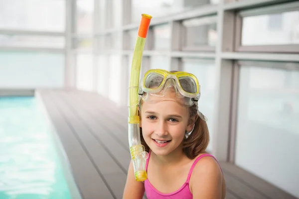 Niña sentada junto a la piscina — Foto de Stock