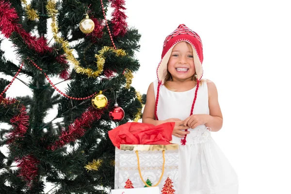 Niña festiva sonriendo a la cámara con regalos — Foto de Stock