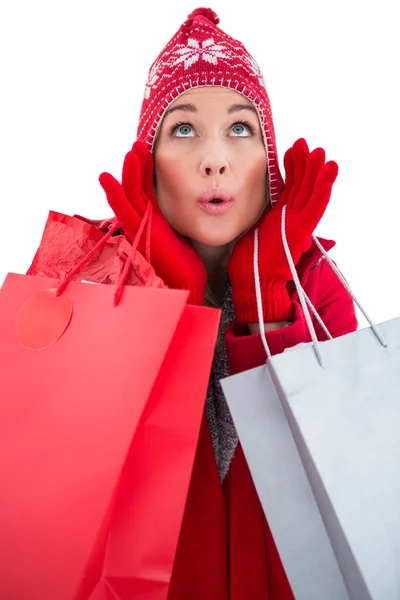 Loira em roupas de inverno segurando sacos de compras — Fotografia de Stock